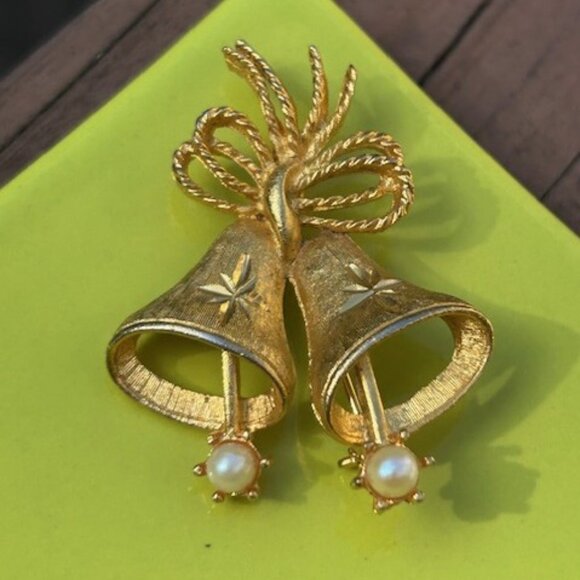 HOLIDAY🎄🎄MAMSELLE Christmas Bells Gold Holiday BROOCH - Picture 1 of 10